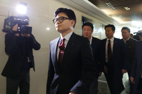 한동훈 국민의힘 비상대책위원장 겸 제22대 총선 총괄선거대책위원장이 24일 서울 서대문구 신촌세브란스병원에서 열린 전국의대교수협의회(전의교협) 회장단과의 간담회에 참석하고 있다.<공동취재·연합뉴스>